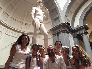 Turistas en Florencia visitando el david de miguel angel